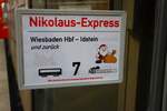 Nassauische Touristik-Bahn Nikolaus Express Zugschild am 06.12.25 in Wiesbaden Hauptbahnhof