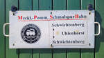 Mecklenburg-Pommersche Schmalspurbahn (MPSB)
Das Zuglaufschild an den Personenwagen verr�t, wo es langgeht. Die Strecke ist etwa 2,5 km lang.

🧰 Mecklenburg-Pommersche-Schmalspurbahn-Freunde e. V.
🕓 12.4.2025 | 14:12 Uhr