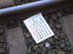 Fundsache am 17.Dezember 2011 in Rostock.Obwohl das Zuglaufschild nur ein paar Zentimeter vom Bahnsteig im Gleis lag,lie ich es liegen !