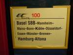 Zuglaufschild des EC 100 von Chur (Basel SBB) nach Hamburg-Altona.