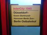 Zuglaufschild des IC 1945 von Dsseldorf Hbf nach Berlin Ostbahnhof.