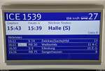 Die Schweiz lässt grüßen!
Auch ICE-Züge können sich nicht nur verspäten, sondern auch verfrühen. Besonders, wenn ein ICE 3 auf der Neubaustrecke Erfurt–Leipzig/Halle (Fv2) sein Potential nahezu ausschöpfen kann.
So zeigte das Fahrgastinformationssystem (FIS) im ICE 1539 (Linie 15) von Frankfurt(Main)Hbf nach Berlin Hbf (tief) für Halle(Saale)Hbf die Ankunft um 15:39 Uhr an. Einen interessanten Zusammenhang, den ich gern dokumentierte.
Letztlich stand der Zug bereits fünf Minuten vor Plan am Bahnsteig.
[16.7.2018 | 15:36 Uhr]