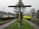 Der Zugzielanzeiger in Schleusingen erinnert an die Züge die hier mal abfuhren.Aufnahme am 25.April 2022.