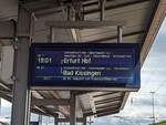 Bahnsteiganzeiger mit vereinigten Zügen mit IRIS+ in Würzburg Hbf (03.10.2022)