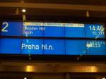 LCD Anzeige im Berliner Hbf. Sie zeigt den EC nach Praha hl. n. ber Dresden Hbf an.