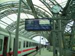 Die Zugzielanzeige vom EC174 von Budapest nach Hamburg-Altona.Am 30.03.08 in Dresden Hbf.