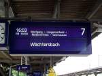 Ein Zugzielanzeiger von Gleis 7 des Hbf Hanau am 29.04.13