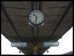 Da stimmt doch etwas nicht........ ;-)  Am 12.10.2006 boten die Uhr und die Zugzielanzeiger auf dem Bahnsteig von Gleis 5 und 6 im Bahnhof Frankfurt am Main-Hchst vormittags diesen Anblick.