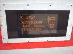 Der Zugzielanzeiger fr den InterCity 2457  Strelasund  von Dsseldorf nach Binz.