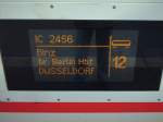 Der Zugzielanzeiger fr den InterCity 2456  Strelasund  von Binz nach Dsseldorf.