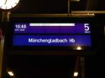 Seit einiger Zeit gibts im Mönchengladbach Hbf neue Zuganzeigen. Hier sieht man eine der neuen digitalen Zuganzeigen während der Oberleitungsstörung auf Gleis 4 und 5.

Mönchengladbach 10.01.2015