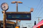 Zugzielanzeige für RE 4 am Bahnsteig 4a in Pasewalk kurz vor der Abfahrt.