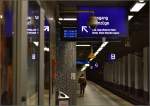 Neuerdings häufen sich die praktisch montierten Anzeigen... 

sgang 
nzüge

Wohin die Züge am Bahnsteig fahren, erfährt man genausowenig, lediglich wann sie fahren. Frankfurt, Oktober 2015.