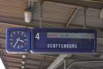 Ein Faltblattanzeiger der Fa. MAN am Gleis 4 in Berlin Schönefeld Flughafen am 21.04.2013.