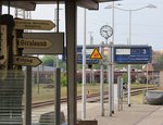 21.5.2016 Eberswalde Hbf. Historischer und aktueller Zugzielanzeiger zeigen Sonderzug nach Bergen auf Rügen