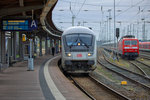 Auf Gleis 6 in Stralsund hat der Lokführer gerade den Abfahrtauftrag für den IC 2373 bestätigt, der mit geänderter Abfahrtzeit wegen Bauarbeiten abfährt, worauf in der