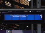 Zugzielanzeiger für dem Messezug der Vulkan-Eifel Bahn im Bahnhof Berlin Friedrichstrasse am 13. Oktober 2016.