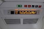 Wohin es geht, verrät die Zugzielanzeige in einem Doppelstockwagen der S-Bahn Mitteldeutschland (DB Regio Südost) in S 37719 (S7) von Halle-Nietleben nach Halle(Saale)Hbf Gl.