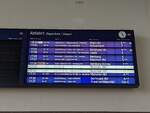 Bahnhofsanzeiger mit ausfallendem Zug mit Ersatzzug mit IRIS+ in Würzburg Hbf (03.10.2022)