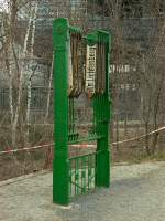 Hndisch bedienter mechanischer Zugzielanzeiger, vermutlich vom Bahnhof Falkensee, steht nun seit Sommer 2004 im Freigelnde des Technischen Museums in Berlin.