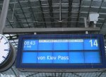 Noch zwei Stunden lnger unterwegs waren die Reisende mit dem D 440 aus Kiew.Aufnahme am 17.April 2011 im Berliner Hbf.