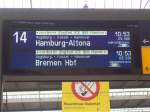 zu sehen ist der zugzielanzeiger am mnchener hauptbahnhof der den ice 588 nach hamburg - altona vorder zugteil und den ice 538 hinterer zugteil nach bremen hauptbahnhof ankndigt .die zge werden