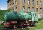 Thale, 28.08.06, Dampfspeicherlok aufgestellt vor dem Verwaltungsgebude des ehemaligen VE Httenwerke Thale