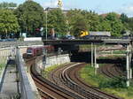 Hamburg Berliner Tor am 28.9.2021: DT 5 auf der Linie U3 Richtung Berliner Tor, unten sind die S-Bahngleise der S1 (Poppenbütte-Wedel) und die Fernbahngleise Richtung Lübeck zu sehen /