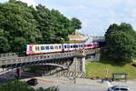 DT5 417 und 418 verlassen die Station Landungsbrücken.