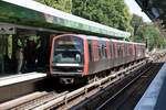 HAMBURG, 01.08.2022, U 3 nach Schlump bei der Einfahrt in den U-Bahnhof Wandsbek-Gartenstadt (Linien U1 und U 3)
