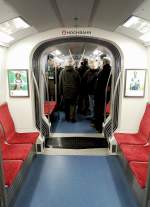 Im Gegensatz zu den bisherigen Hamburger U-Bahn-Fahrzeugen ist die dreiteilige Einheit des DT5 durch zwei Faltenblge verbunden und durchgngig zu betreten. Bahnhof Jungfernstieg, 28.1.2012