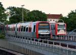 Ziemlich alt und ganz neu: vor einen DT3-Zug in der Abstellanlage der Hamburger U-Bahnstation  Barmbek  schiebt sich ein DT5 Richtung  Wandsbek-Gartenstadt .