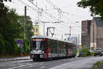 Triebwagen 4337 f�hrt im Regen durch Neuss die D�sseldorfer Stra�e entlang als U75 Richtung Endhaltestelle Neuss Hbf.

Neuss 23.07.2024