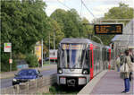 Ein sch�nes Gesicht - 

... hat nach meinem Empfinden der neue Stadtbahnzug Bombardier HF6 in D�sseldorf. W�hrend der F�hrerstand gro0z�gig verglast ist, sind die Fenster des Fahrgastraumes im Vergleich zum B-Wagen relativ klein. 

Hier f�hrt Wagen 4350 als U77 nach D�sseldorf-L�rick nach der Fahrt durch den Innenstadttunnel in den oberirdischen U-Bahnhof Tonhalle ein.

12.10.2026 (M)
