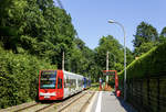 Auf dem Stadtgebiet von Bergisch Gladbach führt die Kölner Stadtbahnlinie 1 inmitten von Wohn- oder Waldgebieten.