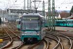 VGF Bombardier Flexity Swift U5-50 Wagen 825 am 03.02.24 in Frankfurt Heddernheim vom Bahnsteig aus fotografiert