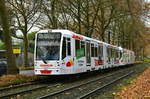 5157 mit der neuen Ganzreklame  Segmüller  kurz vor der Haltestelle  Westfriedhof am 13.11.2016.