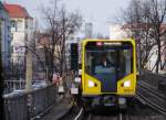 BERLIN, 27.02.2009, U2 nach Ruhleben bei der Einfahrt in den U-Bahnhof Schönhauser Allee
