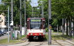 Die Düsseldorfer-Straßenbahn steht in der Rheinstraße in Krefeld.