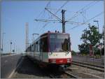 Ein Stadtbahn-Zug mit Triebwagen 4227 an der Spitze ist am 29.04.2007 als U76 in Richtung Krefeld unterwegs.