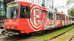 Eine besondere Beklebung hat die Rheinbahn an dem B-Wagen 4258 verpasst. Anlässlich, dass Fortuna Düsseldorf in die 1. Bundesliga aufgestiegen ist, wurde die Beklebung angebracht. Eine Düwag Stadtbahn B80 von der Rheinbahn in Krefeld. | Juni 2018 