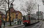 Am 04.12.2017 hält ein Stadtbahnwagen B-Zug an der Haltestelle Belsenplatz, vorne der bereits modernisierte B 80D 4225, dahinter ein noch nicht umgebauter B 80.