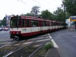Ein Stadtbahnwagen B der ersten Lieferserie der Rheinbahn vor der Haltestelle Belsenplatz in Dsseldorf-Oberkassel als Zug der Linie U77 nach Holthausen am 30.
