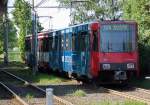 Ein Strassenbahnzug der Linie U76 hat so eben den Bahnsteig der Haltestelle  Grundend  in Krefeld verlassen in Richtung Rheinstrae.