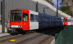 Stadtbahnwagen 2302 und 2260 sind als SL 17 vom Rheinufer in die Neubaustrecke zum Nord-Süd-Tunnel eingebogen.