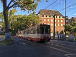 Wenn Düsseldorf mit Duisburg ein ebenso schlechtes Verhältnis wie mit Köln hätte, wäre dieses Foto wahrscheinlich nicht entstanden. Dem ist aber nicht so und daher konnte ich am 22.08.2016 den Wagen 4712 der Duisburger Verkehrsgesellschaft (DVG) am Golzheimer Platz in Düsseldorf fotografieren. Er war an der gleichnamigen Haltestelle auf der U79 nach Duisburg-Meiderich unterwegs.