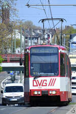 Der 1991 gebaute Straßenbahnwagen DÜWAG GT10NC  1034  der DVG war Ende April 2021 in Duisburg unterwegs.
