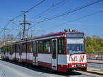 Diesen 1991 gebaute Straßenbahnwagen DÜWAG GT10NC  1033  der DVG konnte ich Ende April 2021 in Duisburg ablichten.