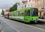 Ein TW6000 Wagen 6220 steht an der Haltestelle Pelikanstra�e