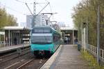 VGF Bombardier U4 Wagen 501 am 06.04.19 in Frankfurt Niddpark als U1 vom Bahnsteig aus mit Tele Zoom fotografiert